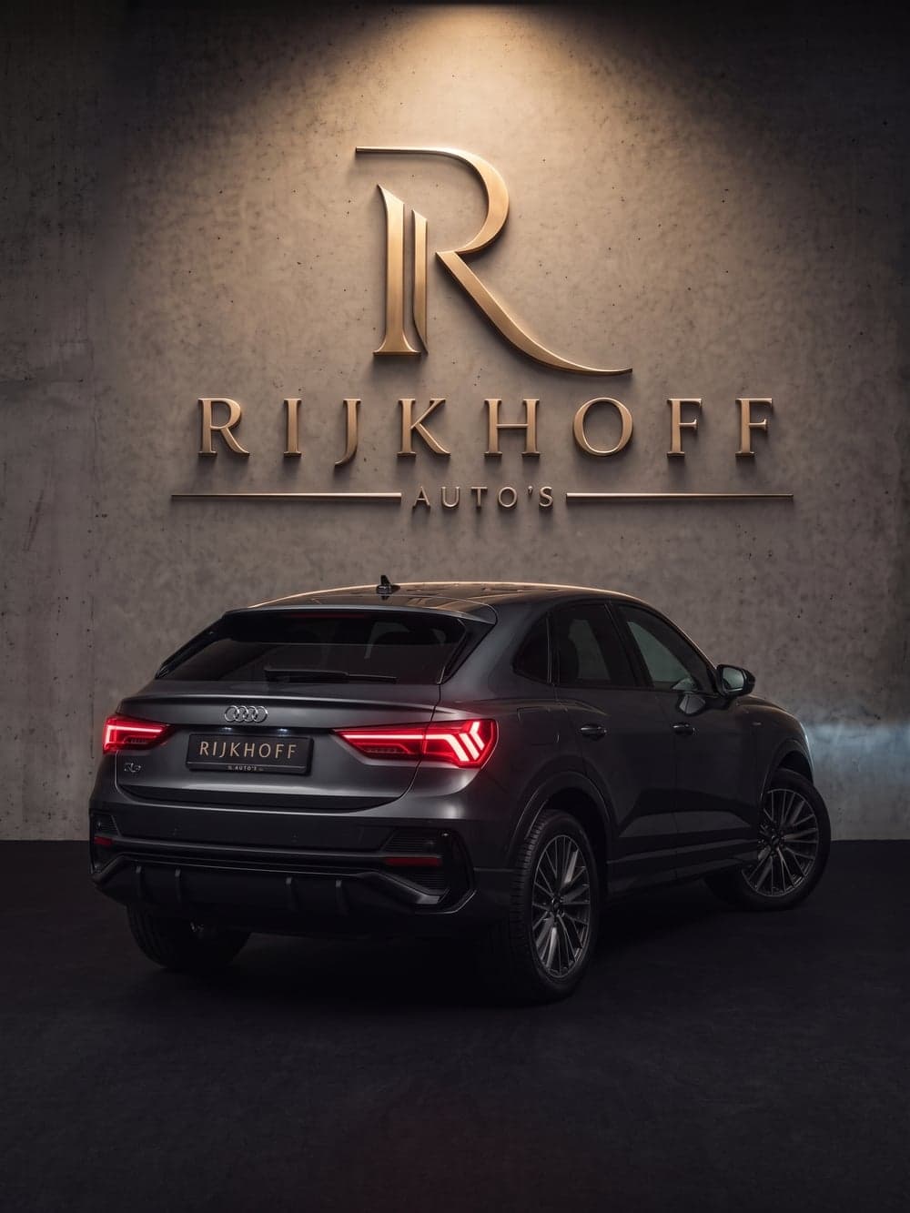 Donkere auto in de studio, alleen de daklijn gevangen door de spot